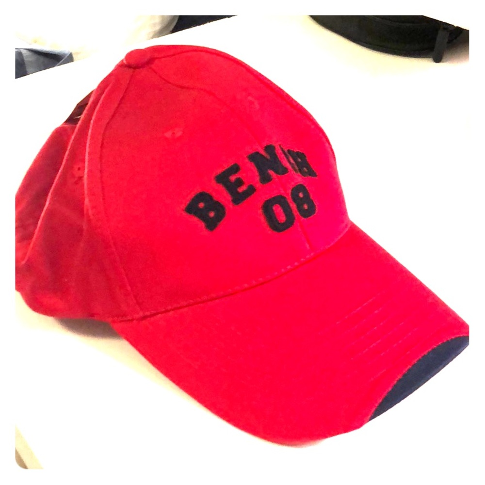 Bench Red Cap